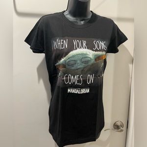 The mandalorian woman’s shirt